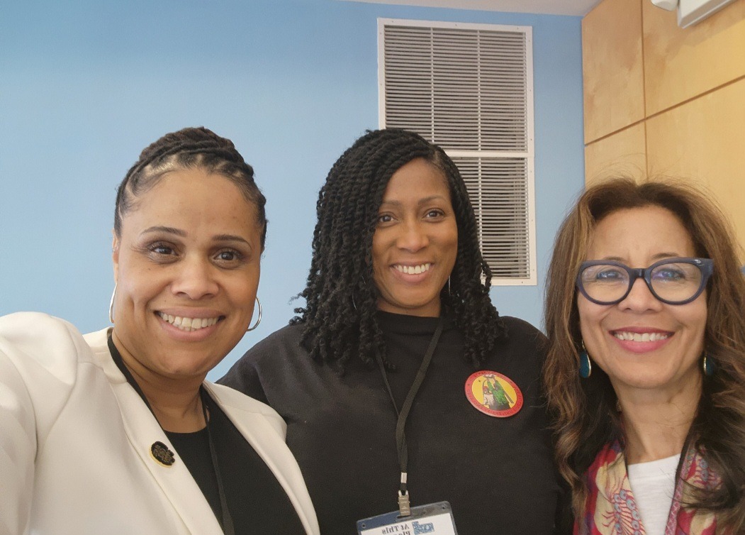 DSLUE Women Having A Picture